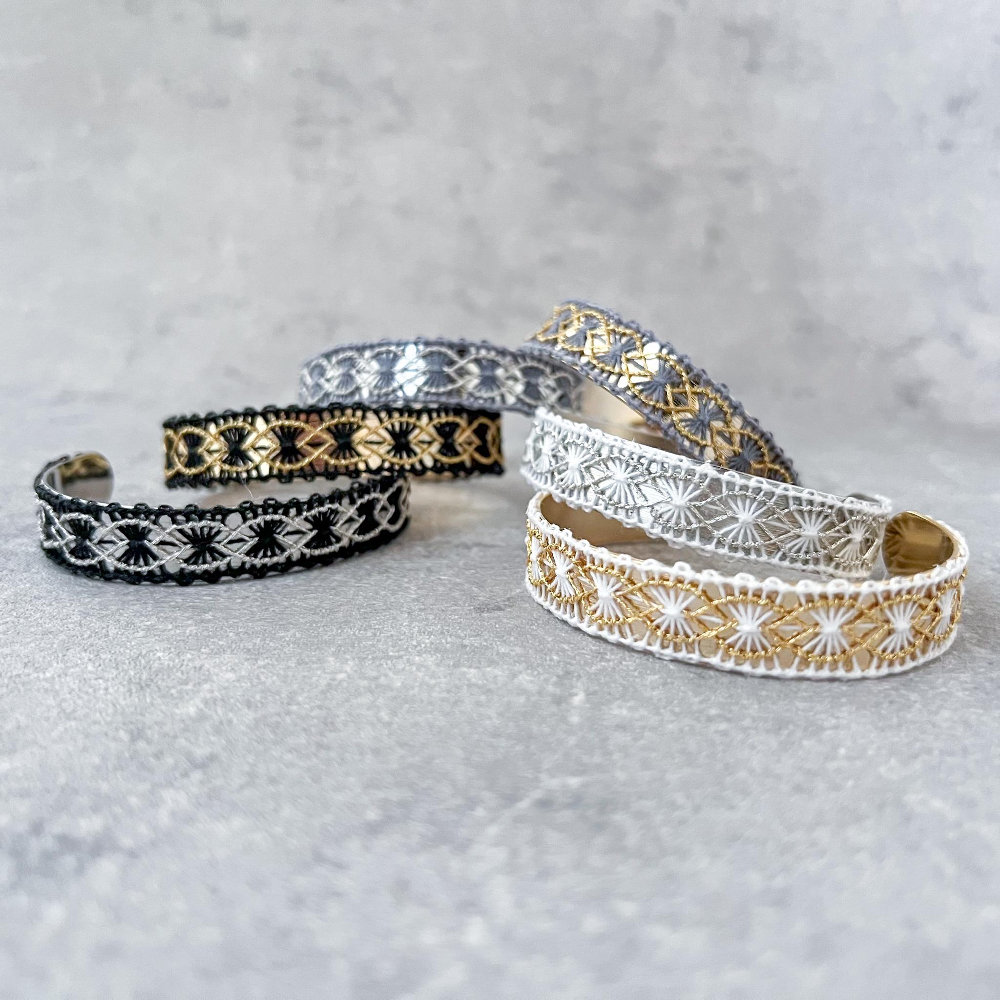 ニャンドゥティのバングル《ブラック/グレー/ホワイト×ゴールド/シルバー》1枚目の画像